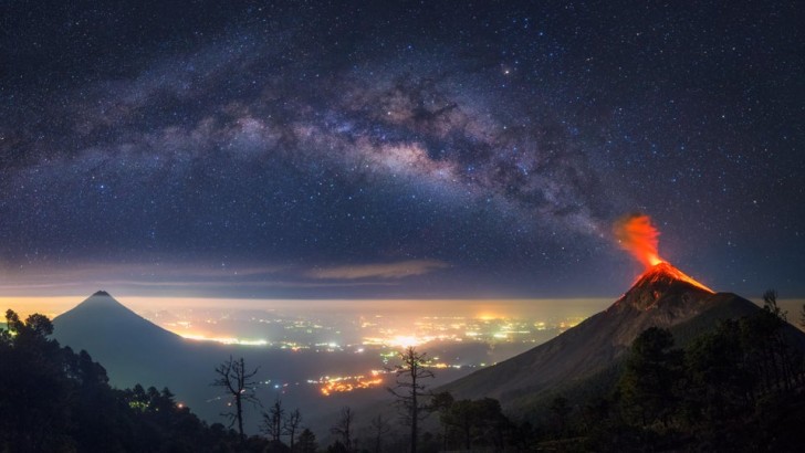 Guardate attentamente il cielo oltre questo vulcano in eruzione in Guatemala...