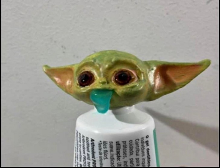 12. Baby Yoda "spuckt" Zahnpasta aus...
