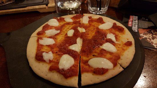 1. Qualcuno ha servito tutto ciò in un ristorante ed ha avuto il coraggio di chiamarla "pizza Margherita"