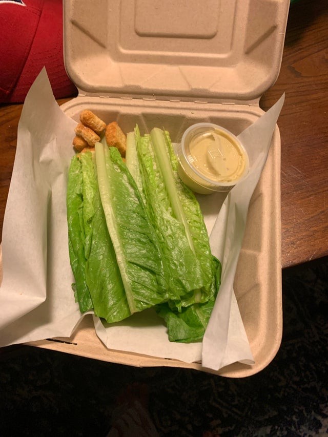 4. Quest'insalata a 15$ non poteva essere più triste di così!