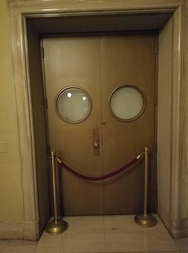 ¡Una puerta muy contenta de su existencia!