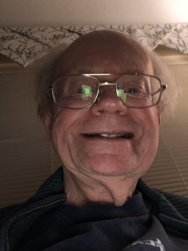 Quando tuo nonno ti invia il suo primo selfie...