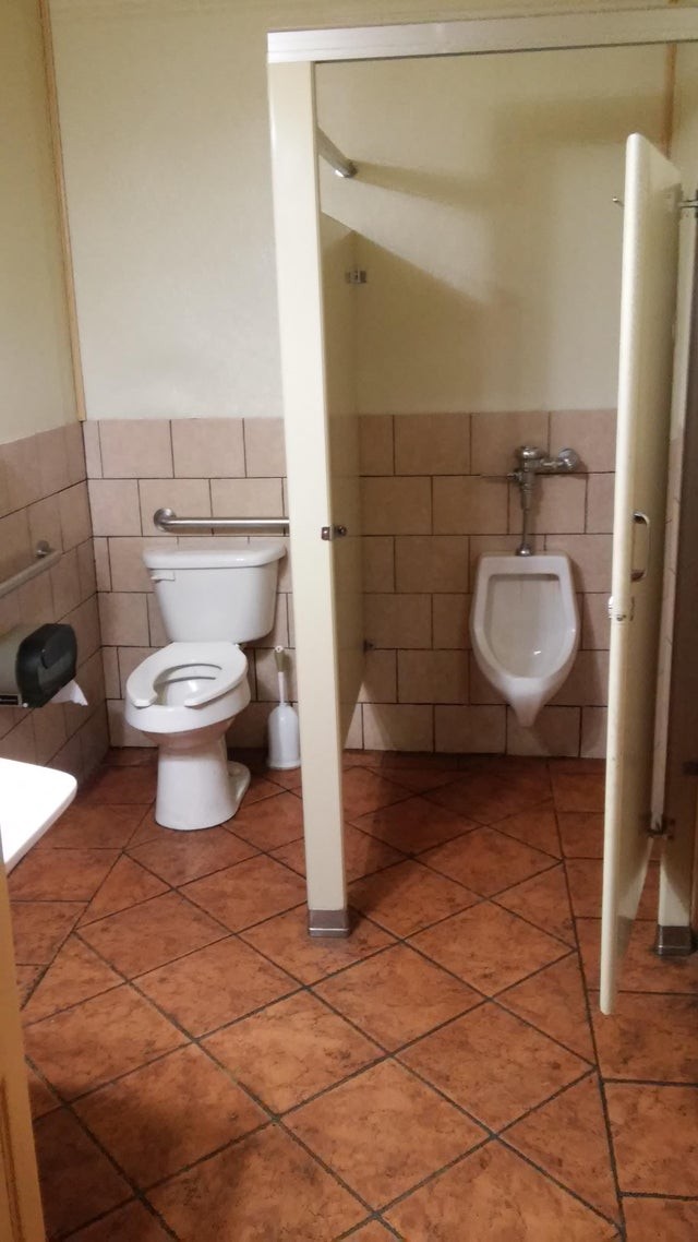 14. Die Tür musste in der Toilette angebracht werden.
