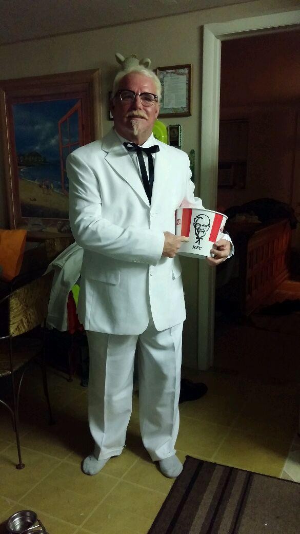 Mon grand-père a joué le jeu et s'est déguisé en homme de KFC pour Halloween.
