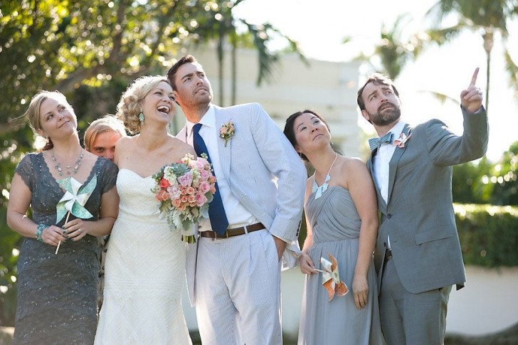 12. Schauen Sie genau hin: Da ist jemand neben der Braut, der sich redlich bemüht, eine denkwürdige Fotobombe hinzulegen!