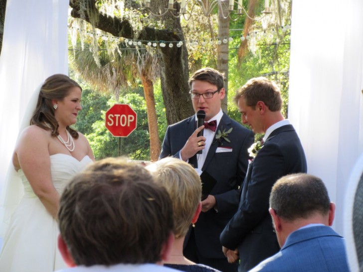 17. Il segnale di "stop" lì dietro vorrà dire qualcosa agli sposi?
