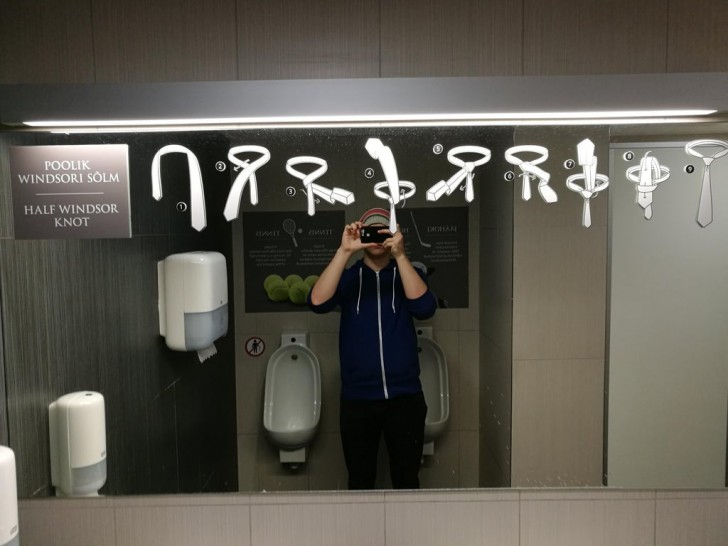 11. Der Spiegel einer öffentlichen Toilette.