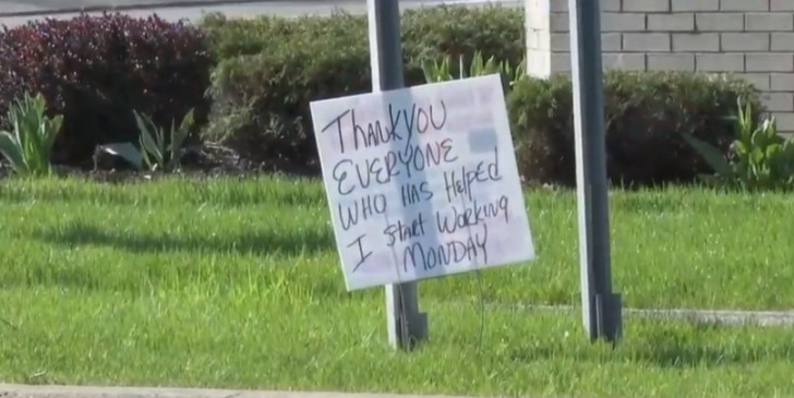 Un senzatetto ringrazia con un cartello tutti coloro che lo hanno aiutato: "Grazie, ho trovato lavoro" - 1