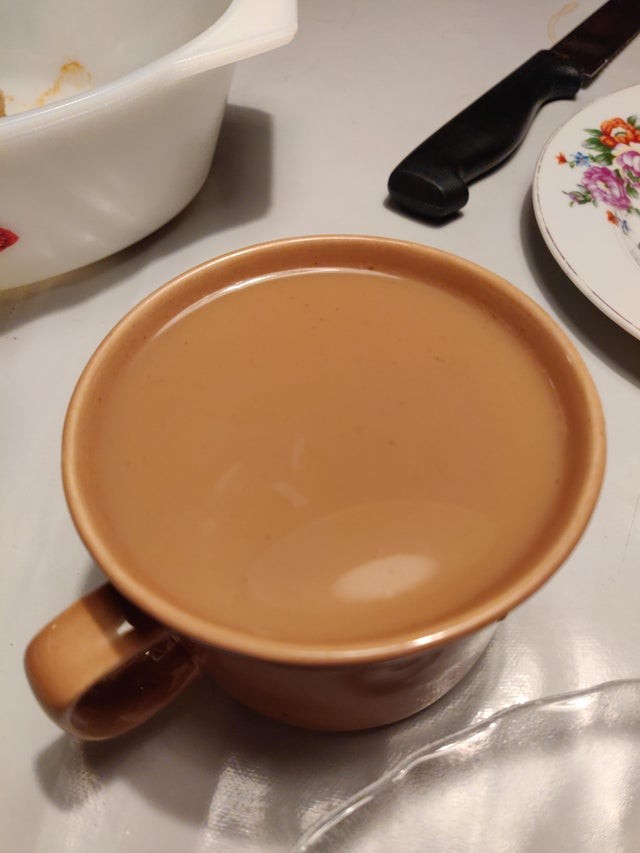10. Im Inneren der Tasse befindet sich Kaffeemilch.