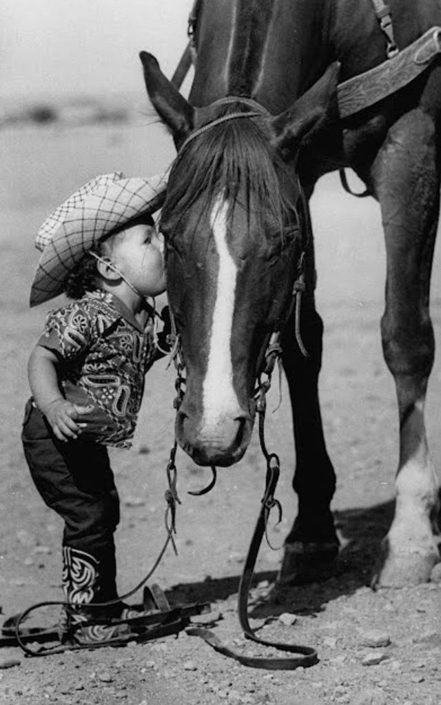 Ein Mädchen, das 1955 in Texas ein Pferd küsst