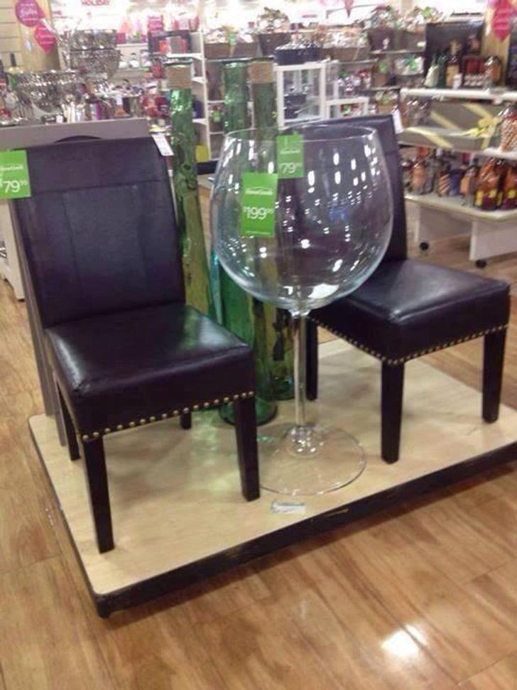 Si jamais vous en avez besoin, sachez qu'un verre aussi haut que des chaises de salon est à vendre.