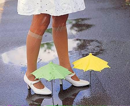 Si vous ne pouvez pas vous passer de chaussures ouvertes même un jour de pluie, voici la solution.