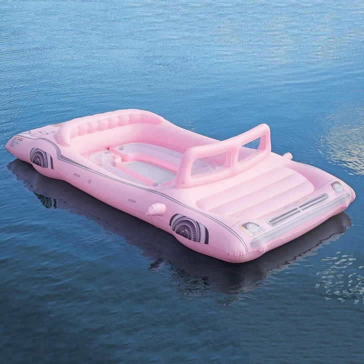 3. Le bateau rose en forme de voiture.
