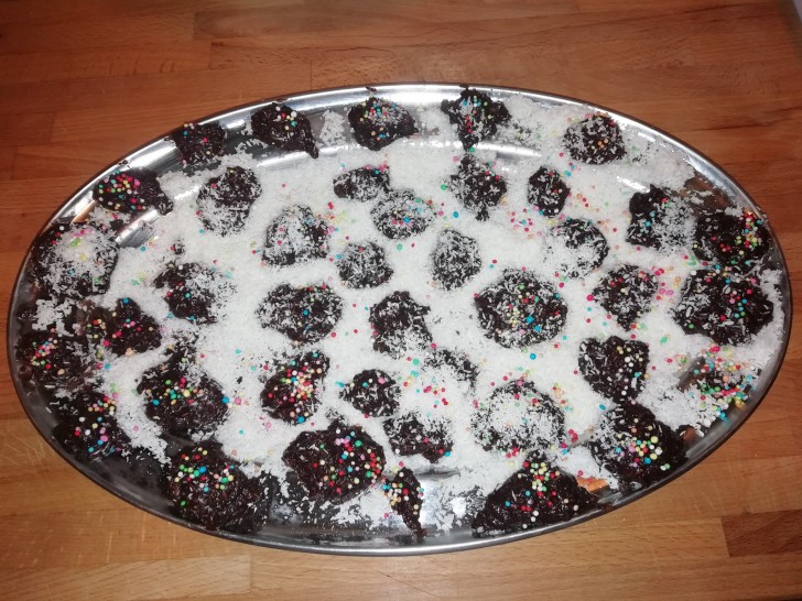 My daughter forced me to make coconut balls for her friends who were coming to visit...