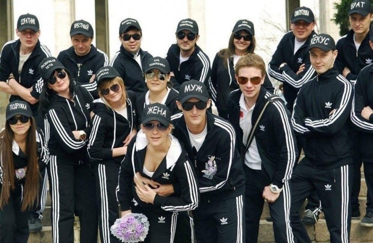 4. Was wäre eine russische Hochzeit ohne einen schönen Adidas-Trainingsanzug?