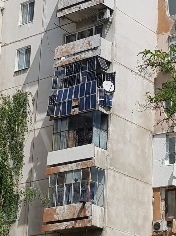 1. Auf einem Balkon montierte Solarmodule