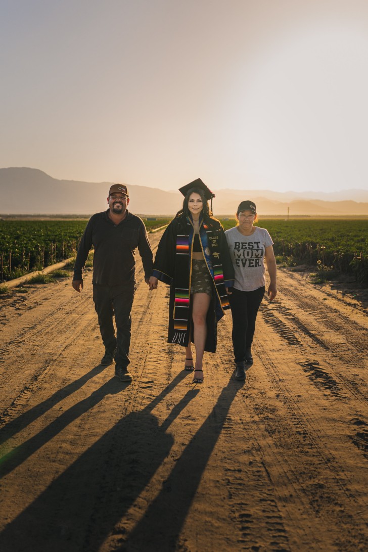 Une étudiante rend hommage à ses parents en prenant des photos de remise de diplôme dans les champs où travaille sa famille - 3