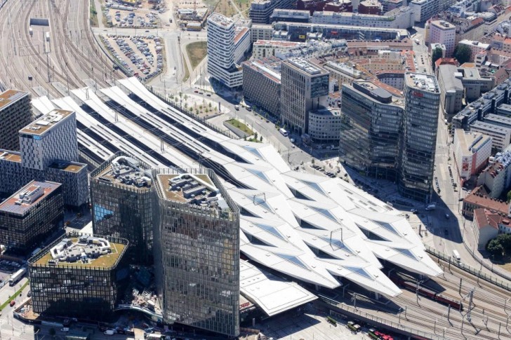 9. Avec une telle architecture futuriste, cela ne pouvait que cacher une gare.
