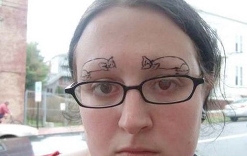 Une fille qui n'a pas besoin de sourcils...