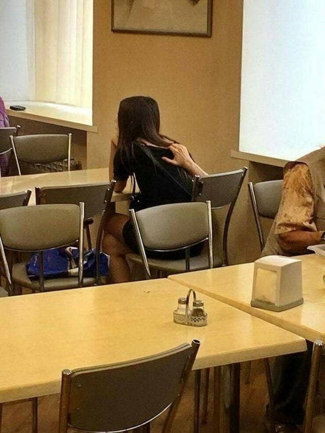 Angst während des Unterrichts: Eine Hand tauchte hinter dem Rücken des Mädchens auf, um sie wer weiß wohin zu bringen.