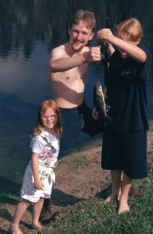 Ce type est un dieu du lac et il a fait en sorte que ces enfants attrapent un poisson : maintenant, il ne fera plus qu'un avec l'eau !