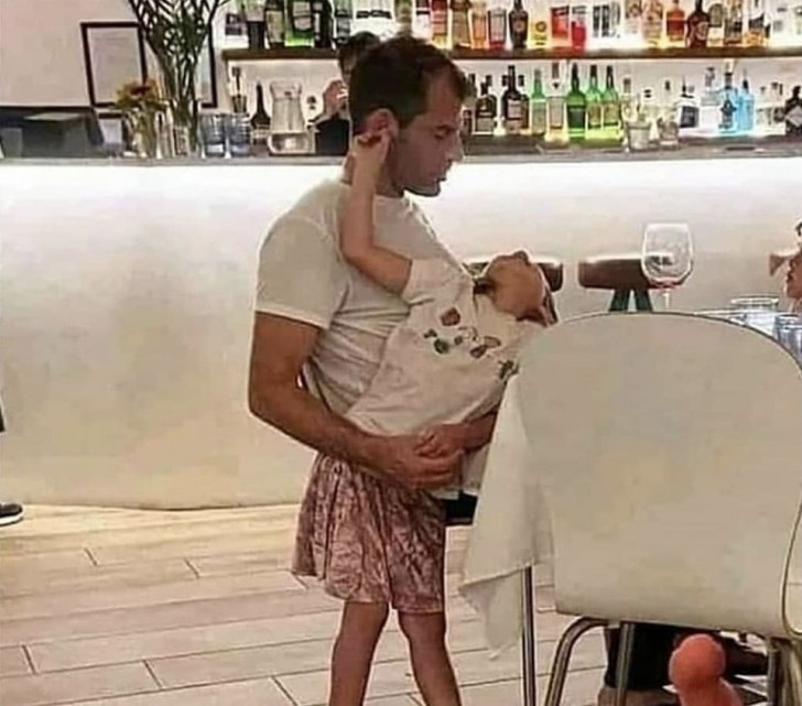Ein Vater umarmt seine Tochter, aber was ist passiert? Was Sie auf den ersten Blick sehen, ist nicht die Realität.