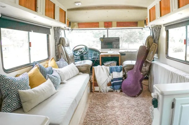 Cette famille de sept personnes vit dans un camping-car d'à peine 30 mètres carrés - 5