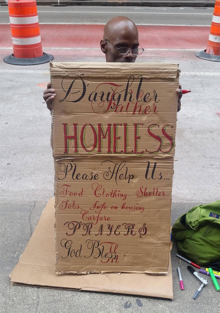 Un uomo senzatetto che chiede aiuto nella maniera più artistica possibile