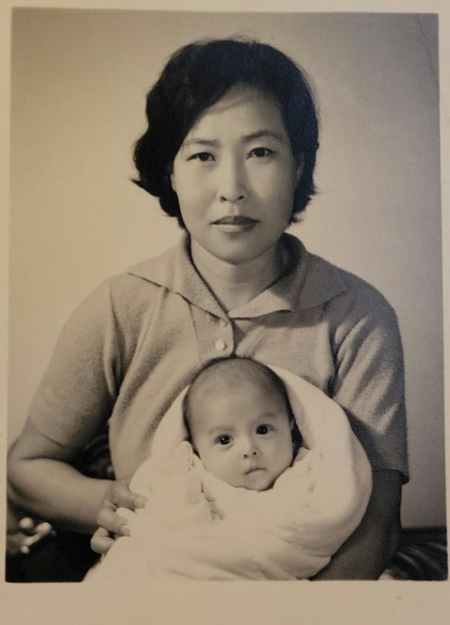 14. En 1966, une belle femme avec son fils.
