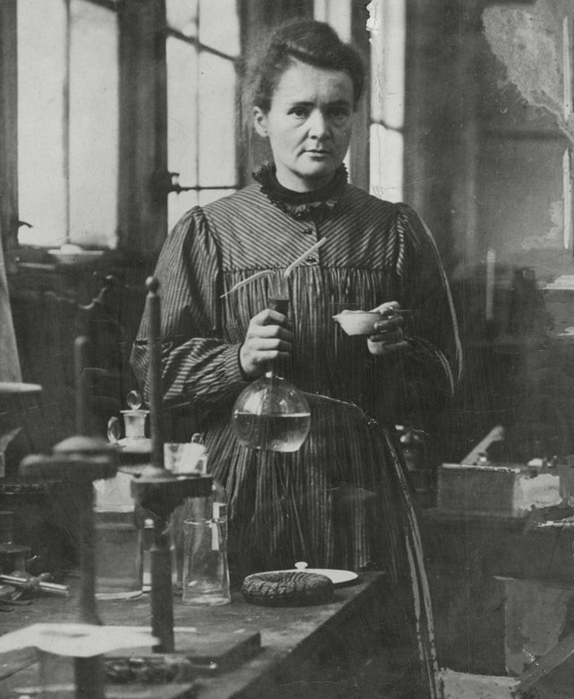 1910. La scientifique Marie Curie photographiée dans son laboratoire de chimie à Paris, où elle a étudié le radium pendant vingt ans avec son mari.