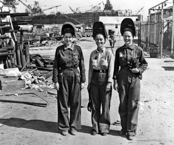 1944. Des soudeuses se prennent en photo pendant leur service sur le chantier naval en Alabama.
