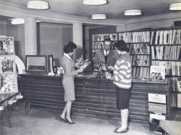 Environ 1950. Un couple de femmes achète des vinyles dans un magasin de musique en Afghanistan.