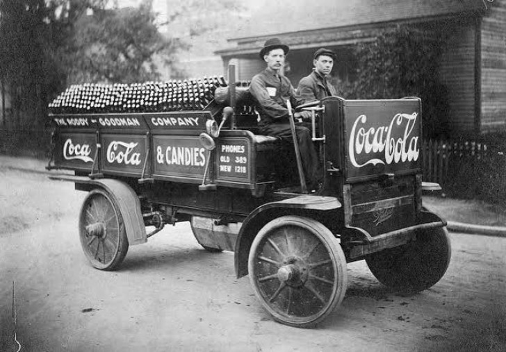 1909. Un camion rempli de Coca Cola et de bonbons assure la distribution.
