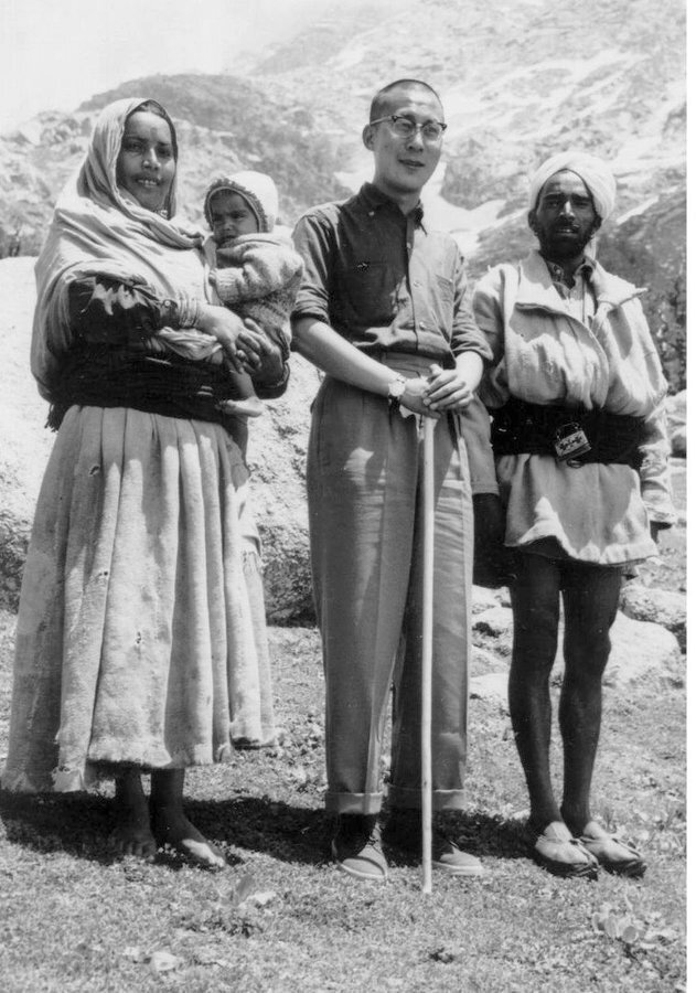 1960. Photographie d'un jeune Dalaï Lama avec une famille de la tribu des Gaddi, rencontrée lors d'un voyage.
