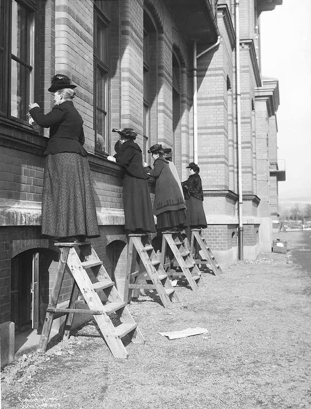 1909. Les familles regardent par les fenêtres de l'hôpital d'Oslo pour voir les amis et la famille mis en quarantaine.