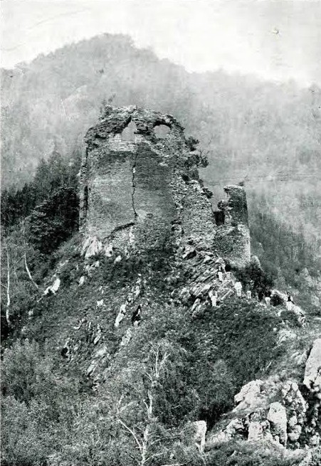 1930. Une photo montre les vestiges de ce qui reste du légendaire château de Dracula en Valachie, en Roumanie.