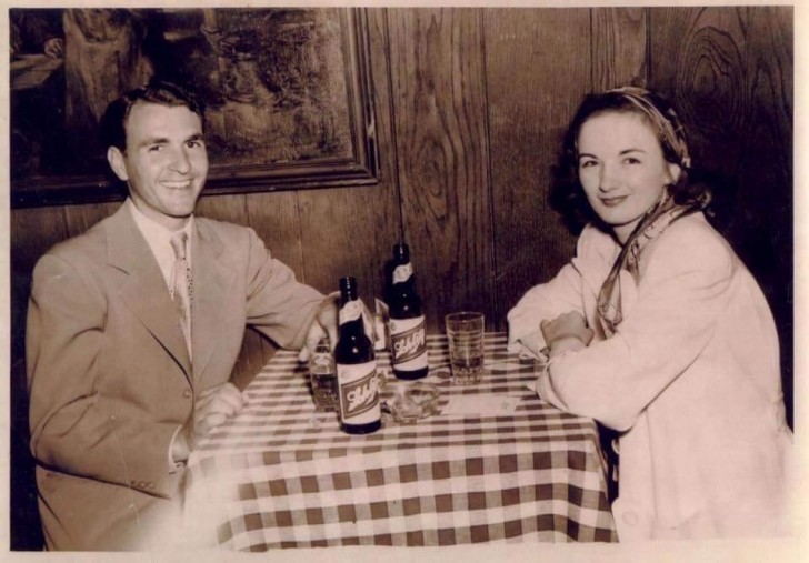 9. Großeltern am Tisch in den 50er Jahren