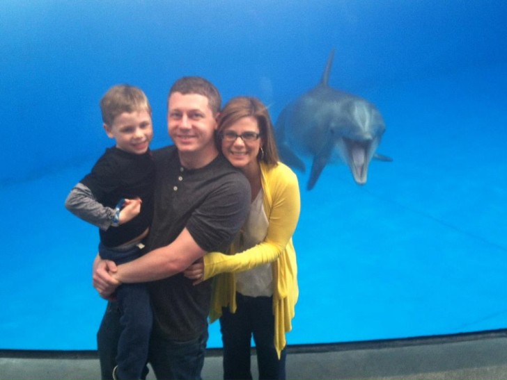8. Diese Familie hat die Ehre erhalten, einen ganz besonderen Gast auf dem Foto zu haben: Immerhin besuchten sie ein Aquarium, oder nicht?