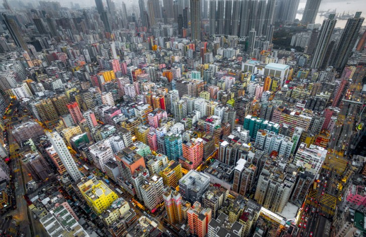 2. Eine Aufnahme von oben auf Hongkong