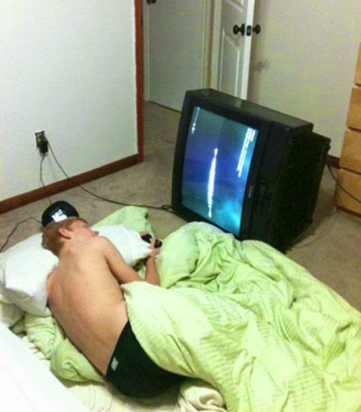 6. Quando vuoi guardare la tv ma vuoi comunque stare comodamente sdraiato.