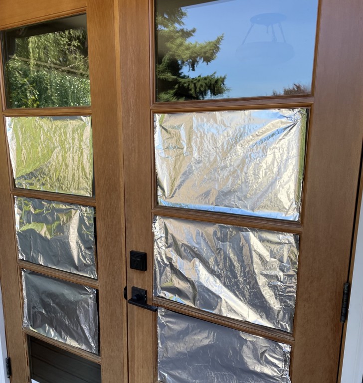 13. Men probeert te schuilen door aluminiumfolie te plakken op deuren waar de zon op schijnt.