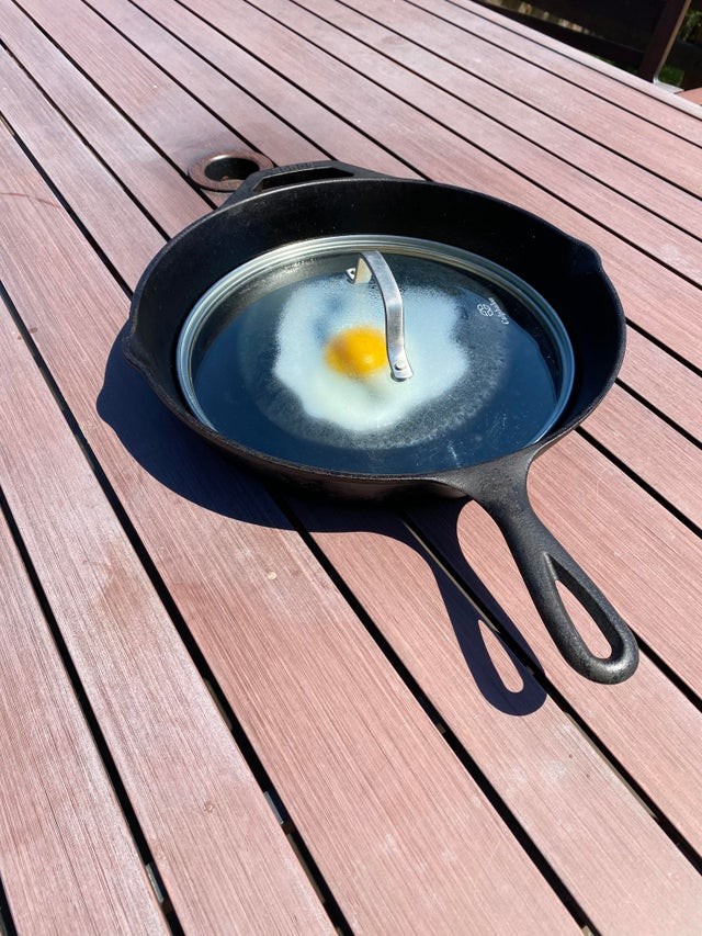 6. È possibile cucinare un uovo lasciando semplicemente la padella al sole.