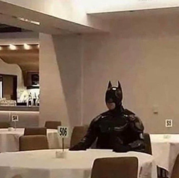 1. Cosa ci fa Batman al ristorante? Ha un appuntamento romantico o una cena di famiglia?