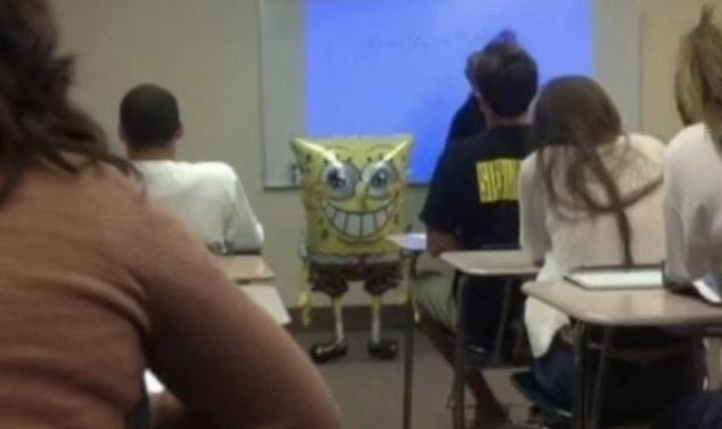 10. Er hangt een Spongebob-ballon in de klas: vandaag is hij de leraar.