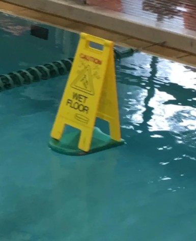 5. Waarschuwing van het zwembad: de vloer is nat.