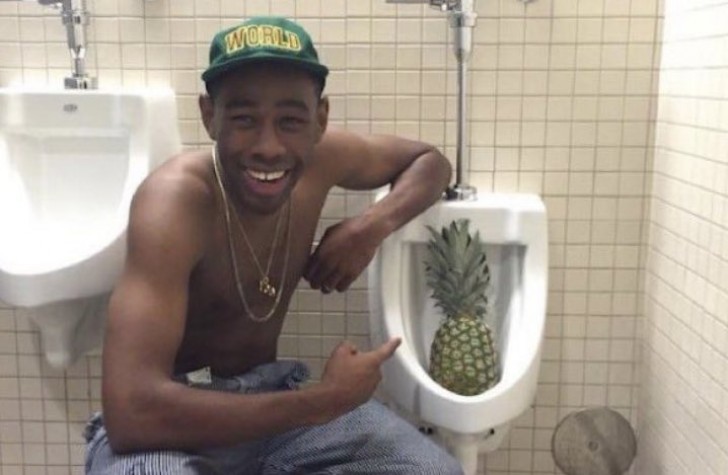 7. Een ananas in een urinoir: deze jongen is bijzonder tevreden met het resultaat.