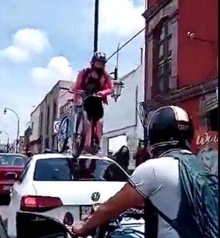 Auto blocca la pista ciclabile: una ragazza si vendica e sale sul tetto con la bici - 1