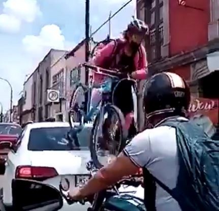 Auto blocca la pista ciclabile: una ragazza si vendica e sale sul tetto con la bici - 2