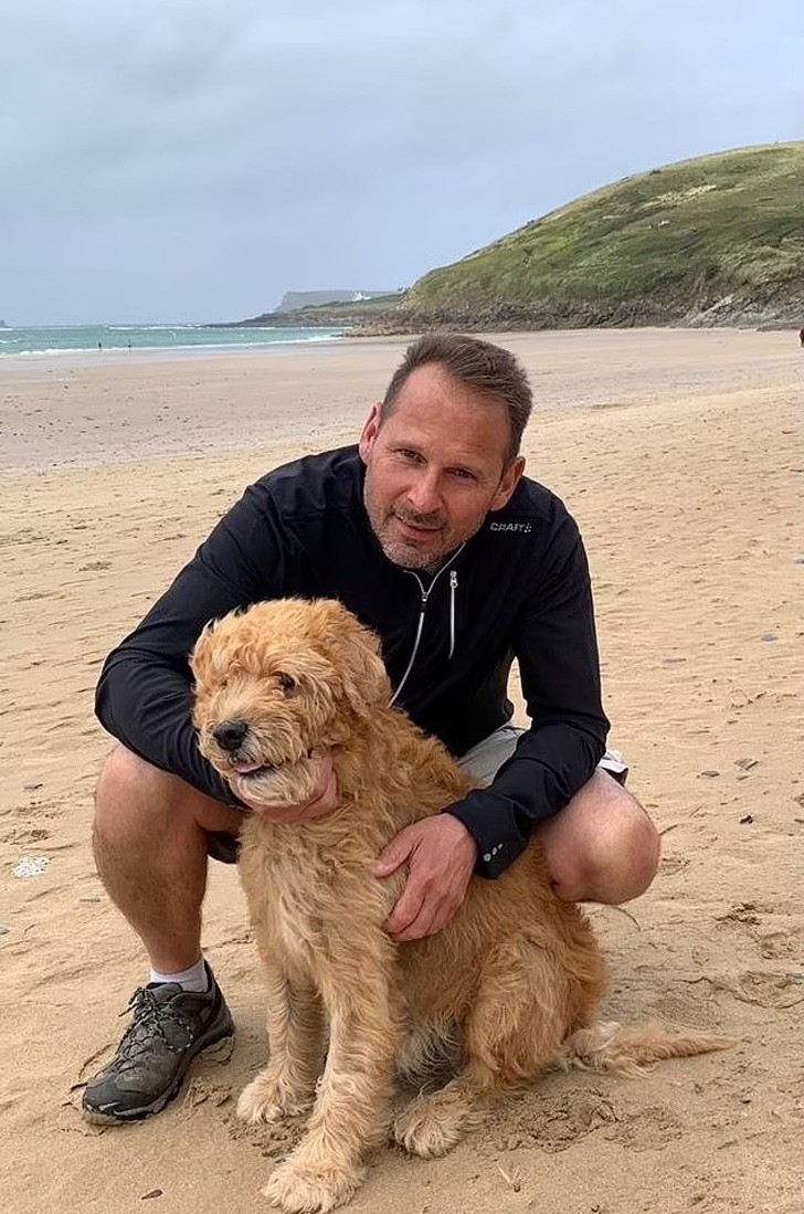 Il transporte son chien malade dans une brouette pour une dernière