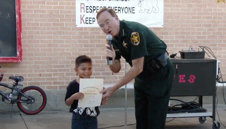 A 6-year-old boy saves his teacher's life during a lesson - 3